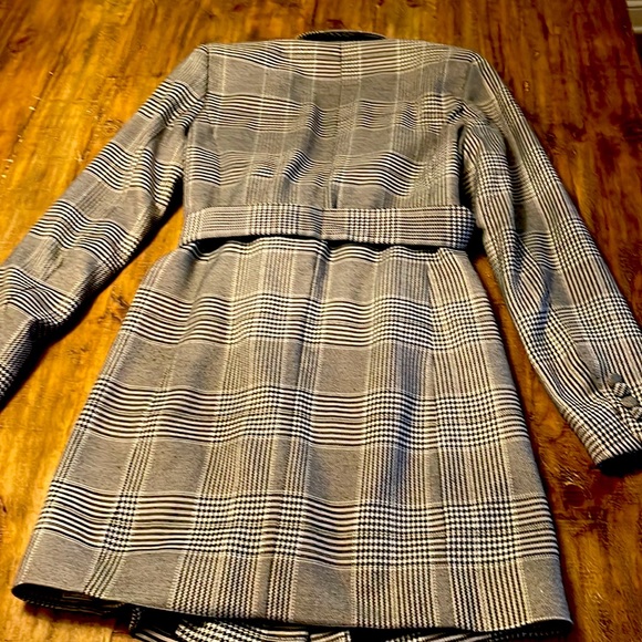 Blazer dress in houndstooth check with attached belt. Looks like new. - Picture 11 of 11